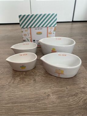 BNIB Ceramic Measuring Cup Set